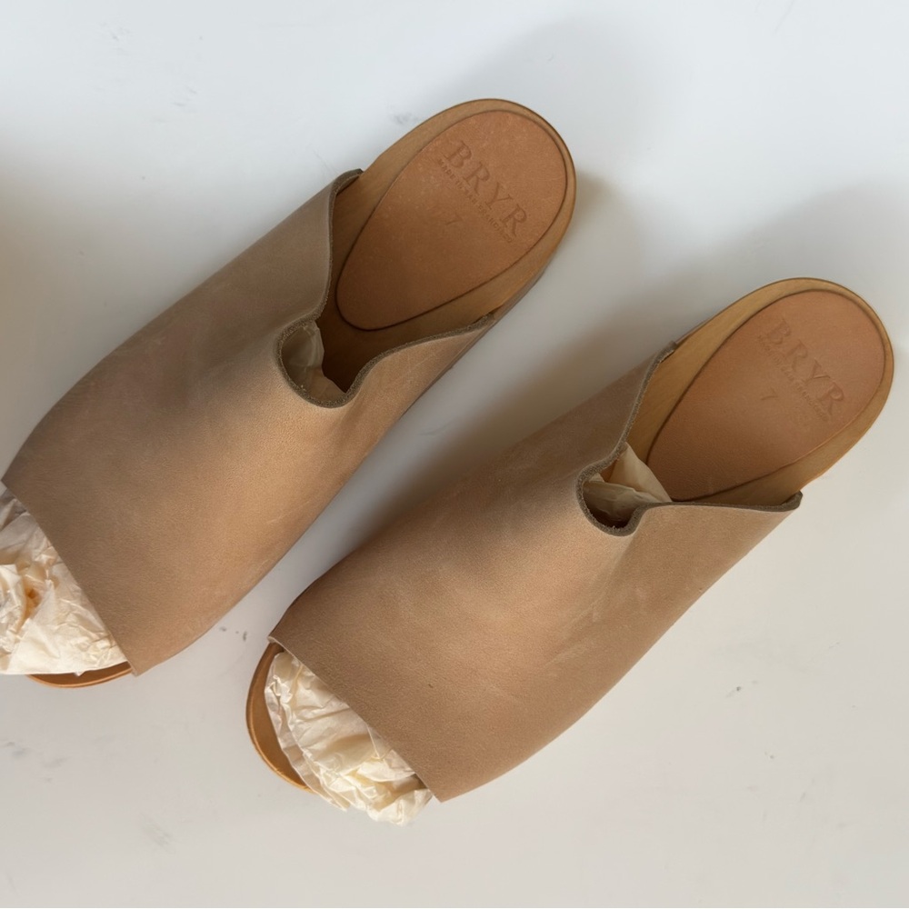 Bryr Women's Beige Nubuck Clog Slides - size 7
